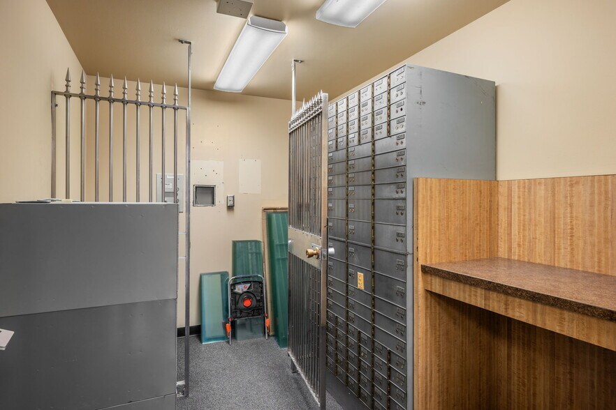More Photos Of 639 Morgan St, Davenport Bank For Lease