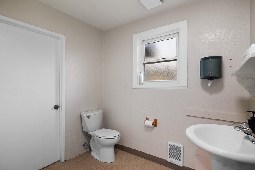 More Photos Of 320 W Alder St, Shelton Office Residential For Sale