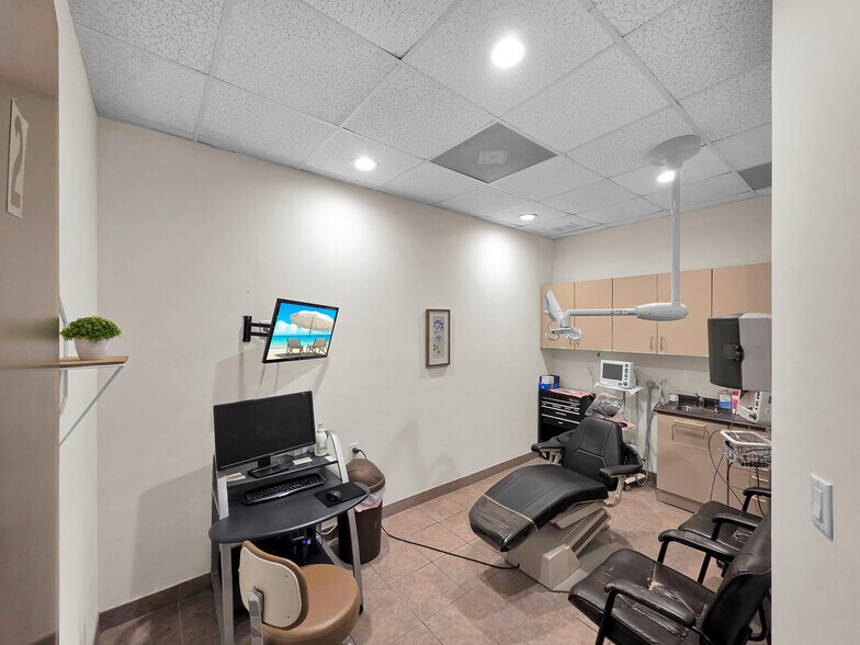 More Photos Of 6429 Fairmont Pky, Pasadena Office For Sale