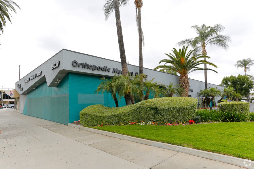 Primary Photo Of 18039 Sherman Way, Reseda Medical For Lease