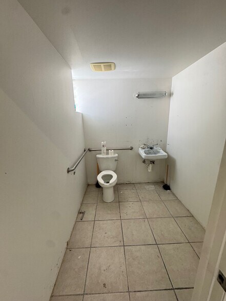 More Photos Of 323-329 Central Ave, Sarasota Office For Lease