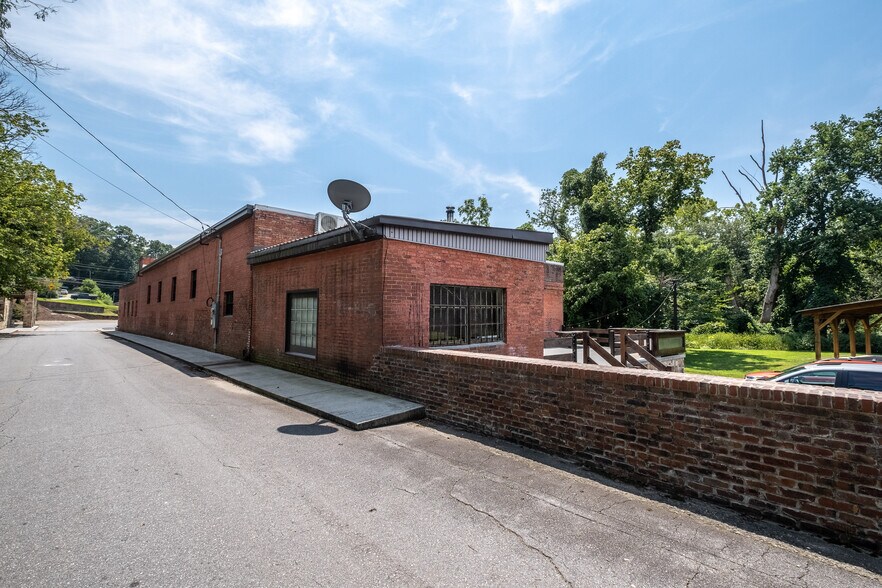 More Photos Of 11 Railroad St, Murphy Research And Development For Sale