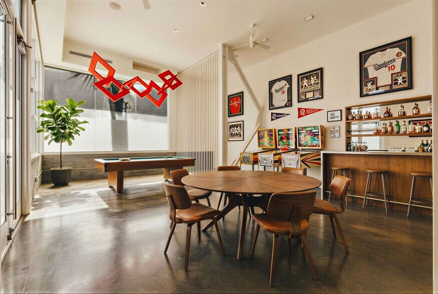 More Photos Of 610 Main St, Venice Office For Sale