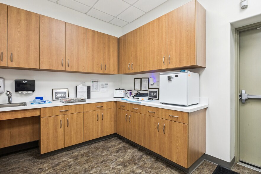 More Photos Of 1424 W Gray St, Houston General Retail For Lease