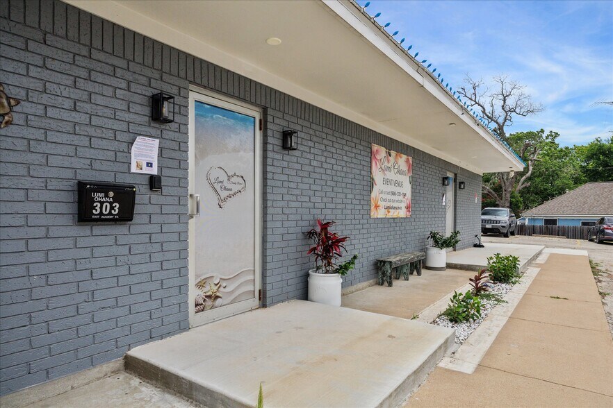 More Photos Of 303 E Academy St, Brenham Flex For Lease
