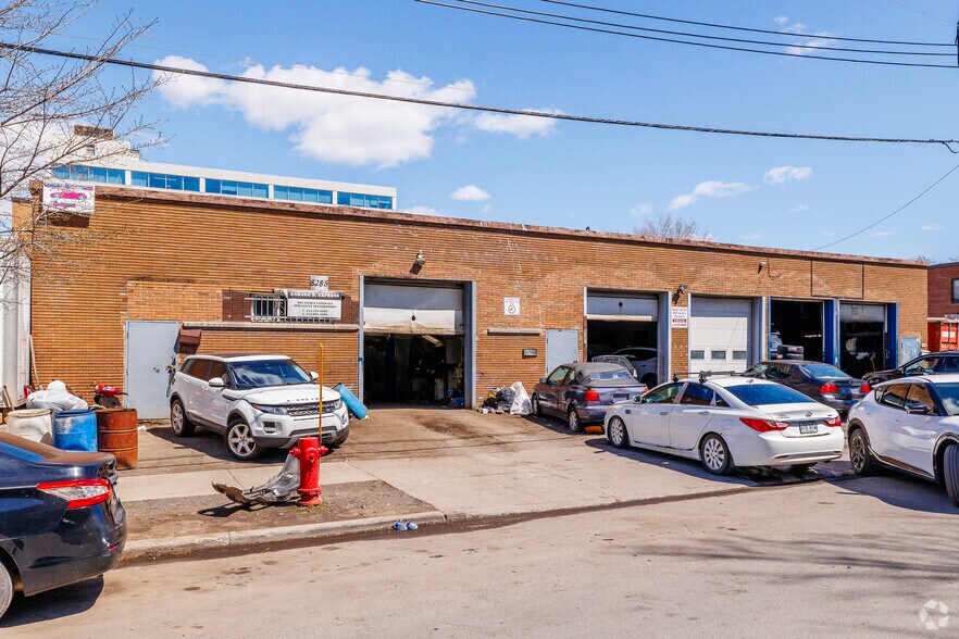 Primary Photo Of 8275-8285 Rue Mayrand, Montréal Auto Repair For Sale