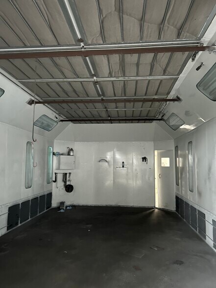 More Photos Of 15708 Brookpark Rd, Brook Park Warehouse For Lease