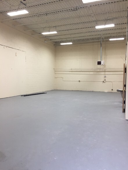 More Photos Of 7631 Fullerton Rd, Springfield Warehouse For Lease