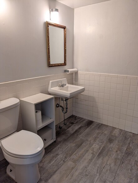 More Photos Of 404 N West Ave, Freeport Office For Sale