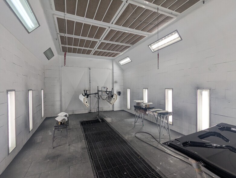 More Photos Of 5320 W Parkway St, Groves Industrial For Sale