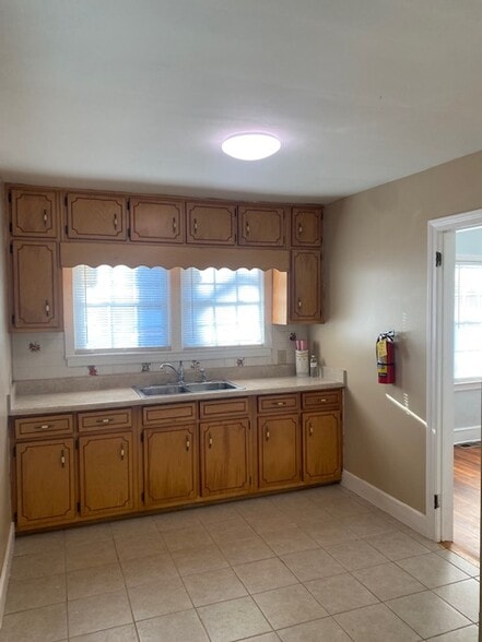 More Photos Of 5560 Jonesboro Rd, Lake City Office For Sale