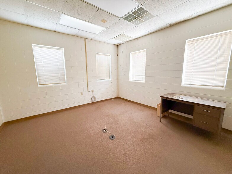 More Photos Of 1901 Carter St, Pampa Office For Sale