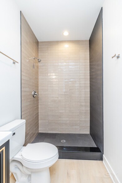 More Photos Of 6050 Eberhart ave, Chicago Apartments For Sale