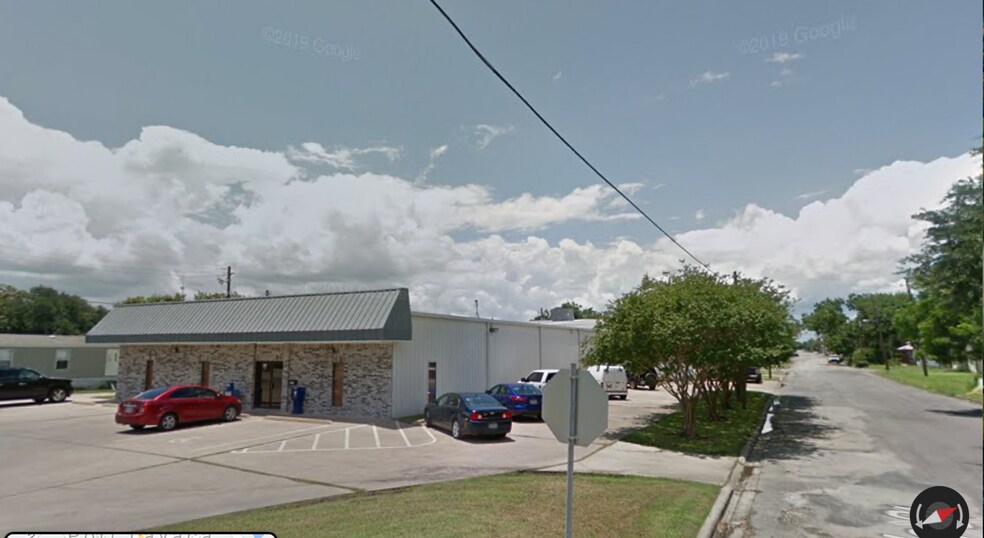 More Photos Of 107 E Austin St, Port Lavaca Distribution For Sale