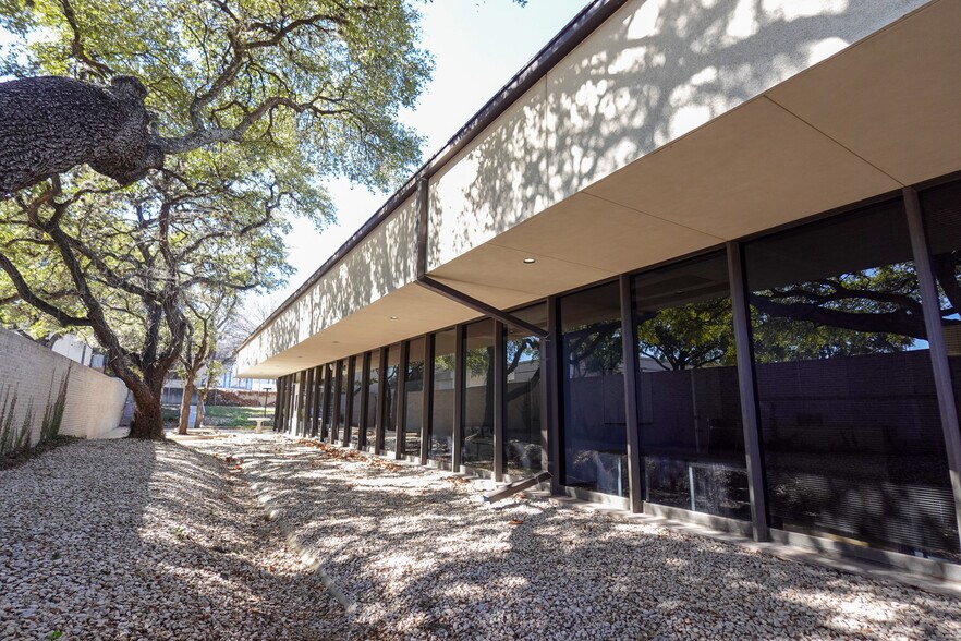 More Photos Of 6224 W Interstate 10, San Antonio Office For Sale