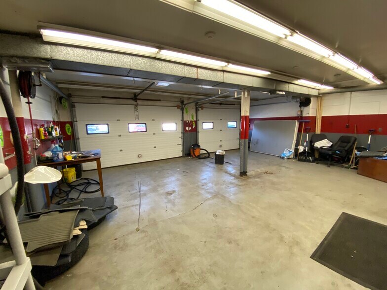 More Photos Of 29 Bridge St, Pelham Auto Dealership For Lease