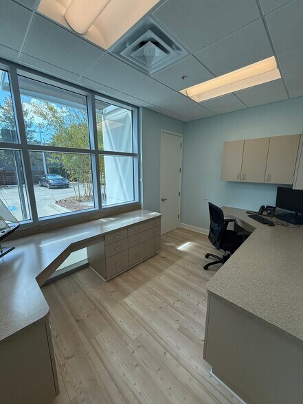 More Photos Of 2068 Hawthorne St, Sarasota Medical For Lease