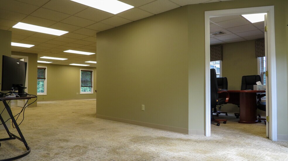 More Photos Of 360 State Route 101, Bedford Medical For Lease