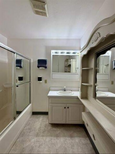 More Photos Of 101 E 3rd St, Burkburnett Office For Sale