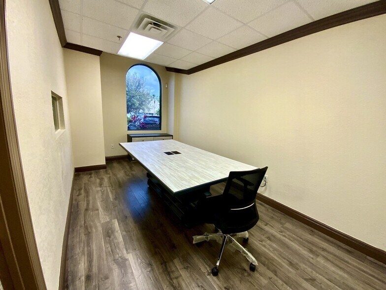 More Photos Of 7075 Kingspointe Pky, Orlando Showroom For Lease