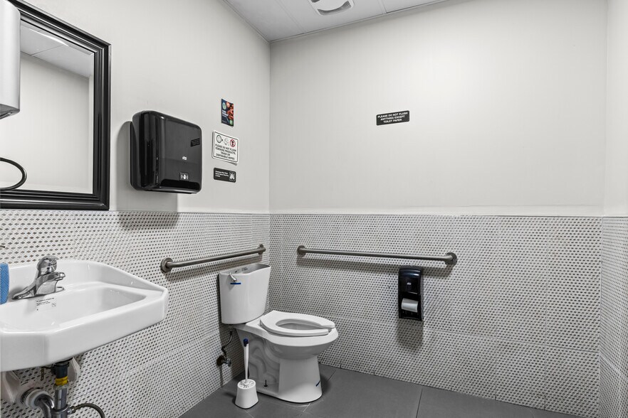 More Photos Of 502-504 Lucerne Ave, Lake Worth Restaurant For Lease