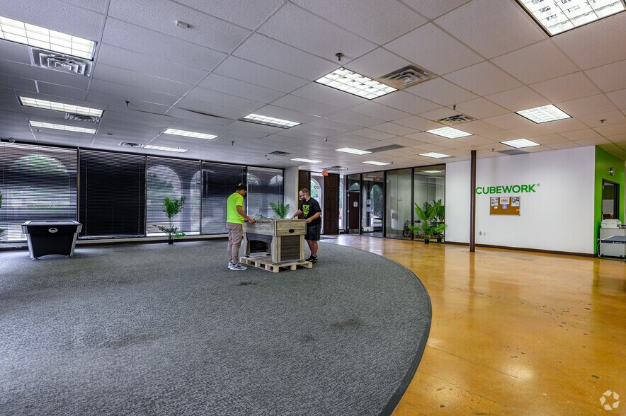 More Photos Of 4545 Spring Valley Rd, Farmers Branch Warehouse For Lease