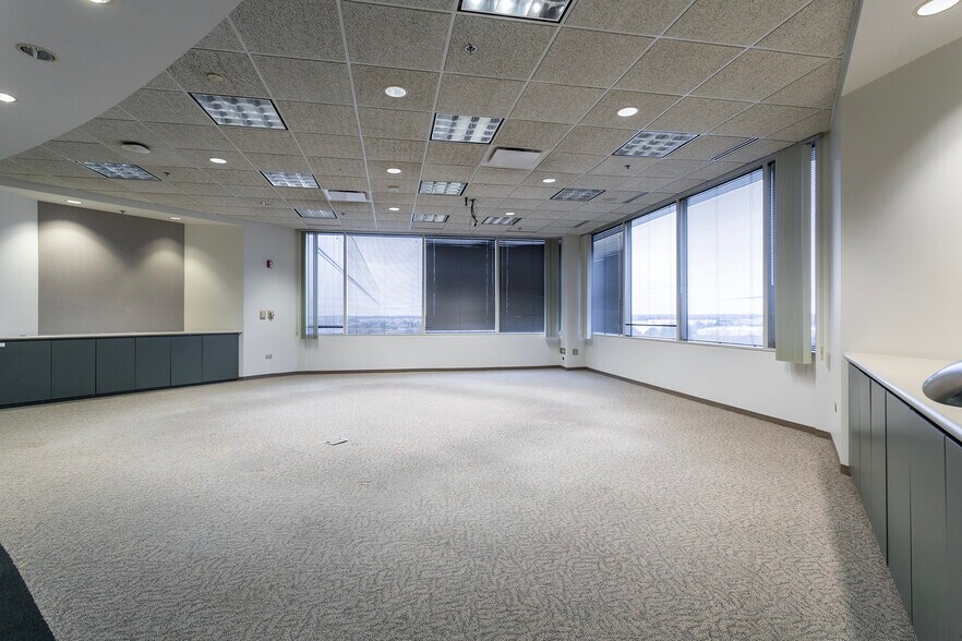 More Photos Of 4 Overlook Pt, Lincolnshire Office For Lease