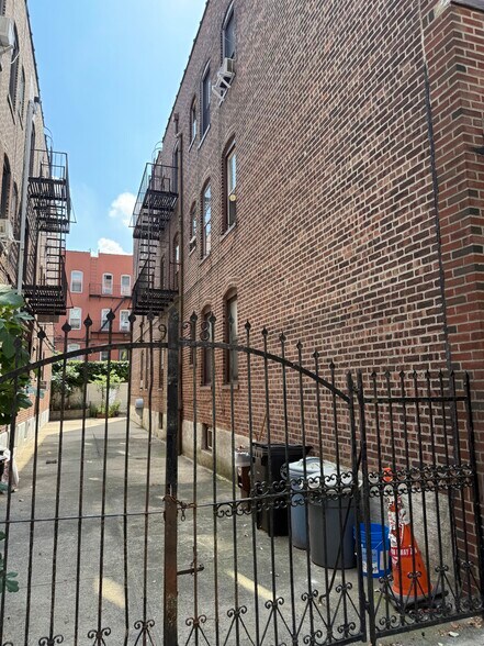 More Photos Of 4715 47th St, Woodside Apartments For Sale