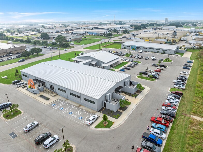 More Photos Of 601 Texas Central Pky, Woodway Warehouse For Sale