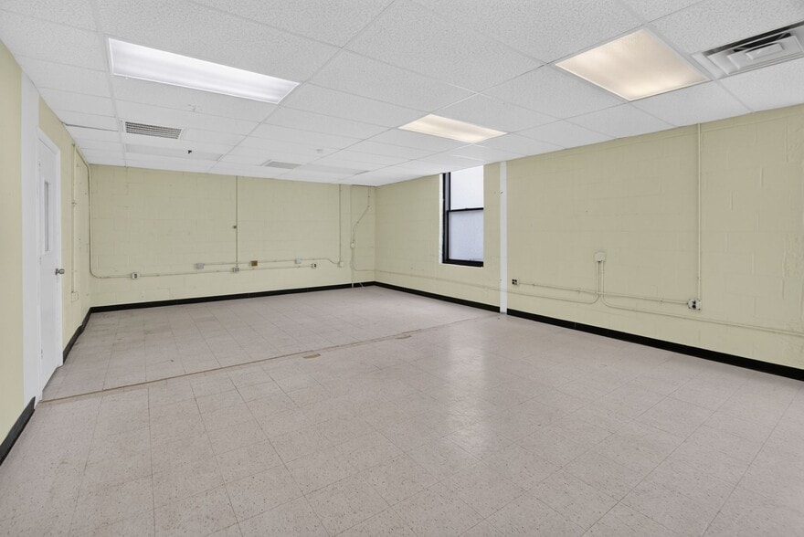 More Photos Of 8300 Merrifield Ave, Fairfax Light Distribution For Lease