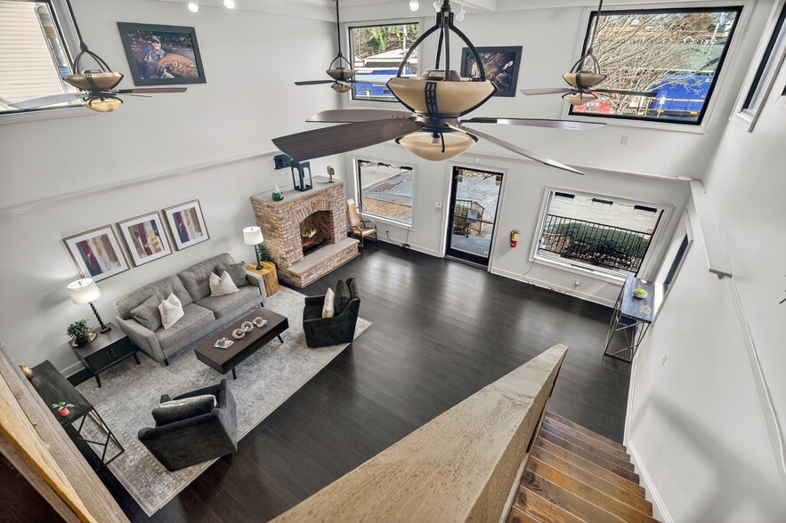 More Photos Of 240 W Main St, Blue Ridge Office For Sale