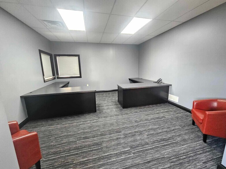 More Photos Of 170 W Circle Dr, Saint Charles Manufacturing For Sale