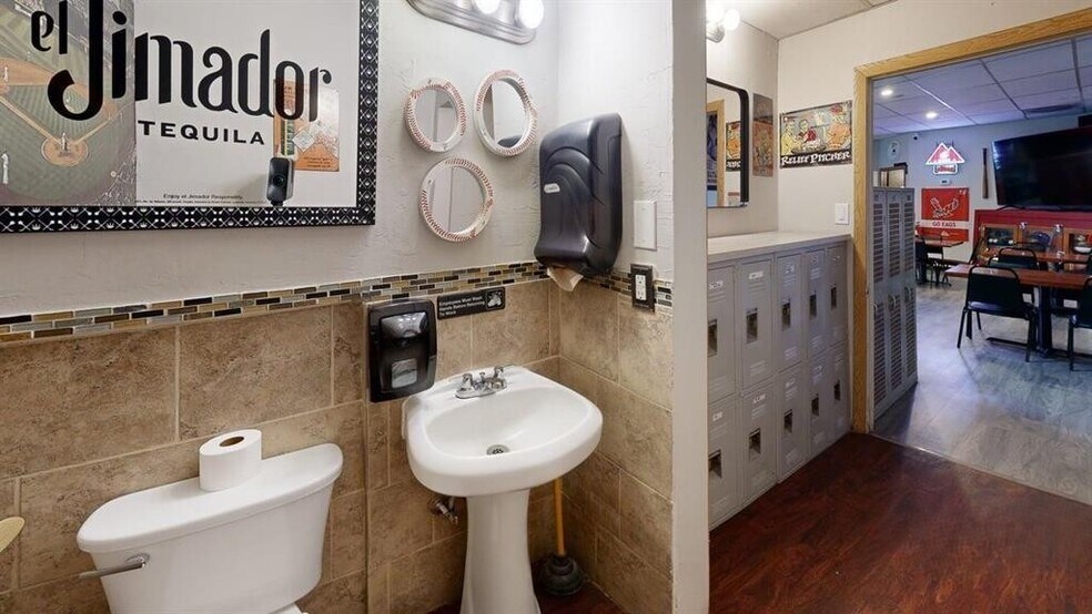 More Photos Of 509 Diagonal St, Clarkston Bar For Sale