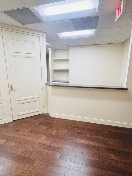 More Photos Of 21731 Ventura Blvd, Woodland Hills Medical For Lease