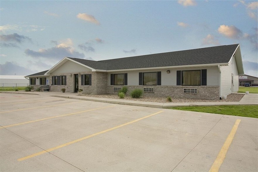More Photos Of 711 N Center St, Shelbina Hotel For Sale