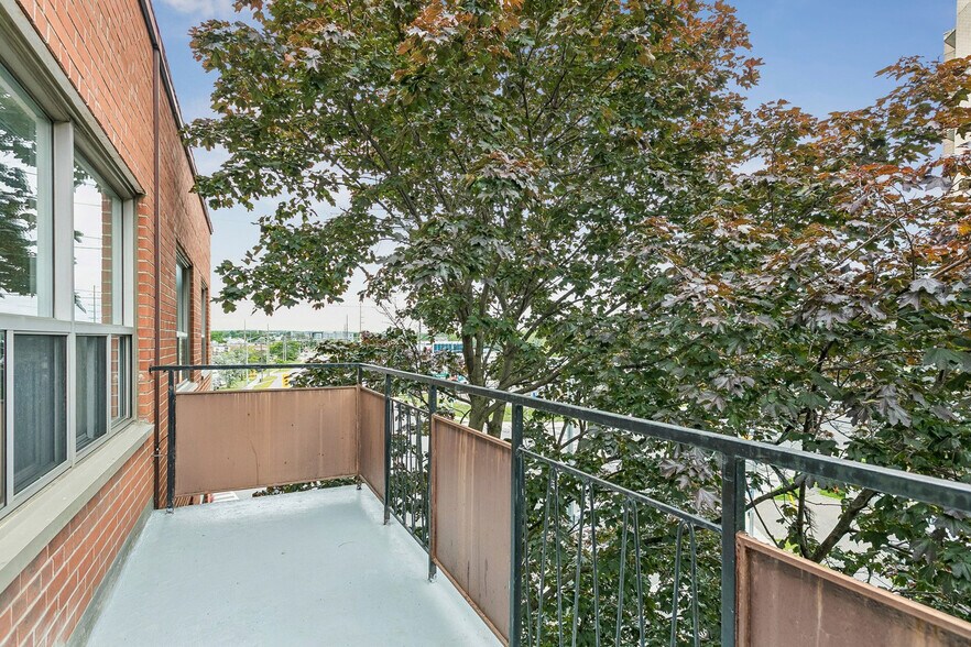 More Photos Of 391 Major Mackenzie Dr E, Richmond Hill Apartments For Sale