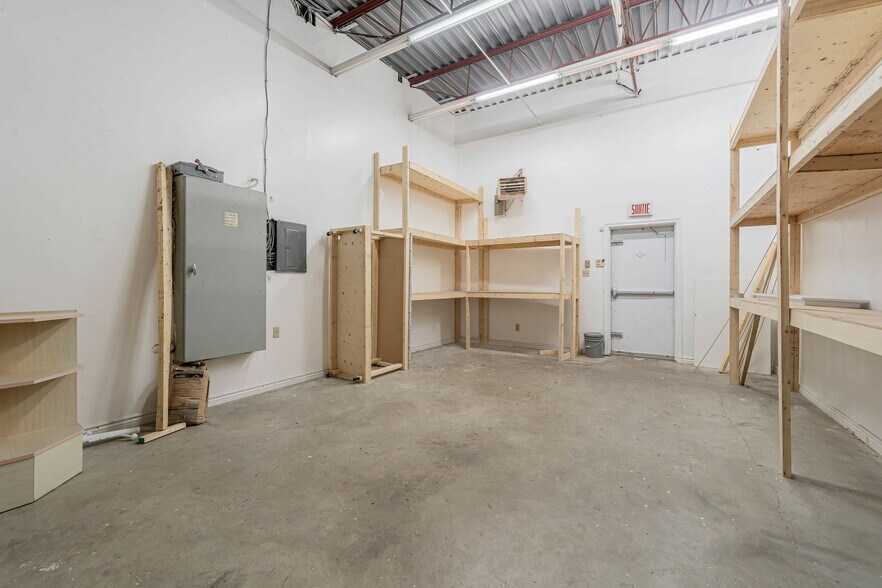 More Photos Of 4811-4819 Boul Saint-Charles, Montréal General Retail For Lease