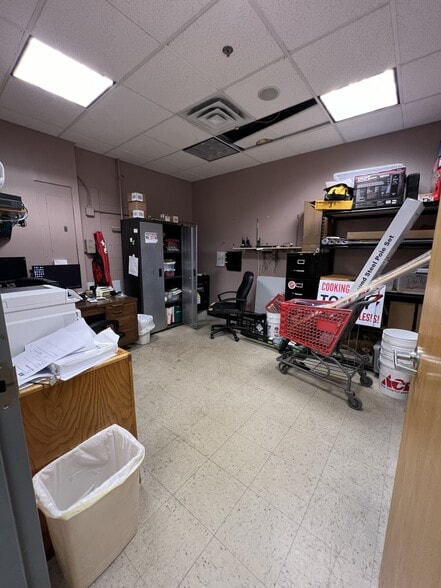 More Photos Of 945 Cromwell Ave, Rocky Hill Storefront For Lease