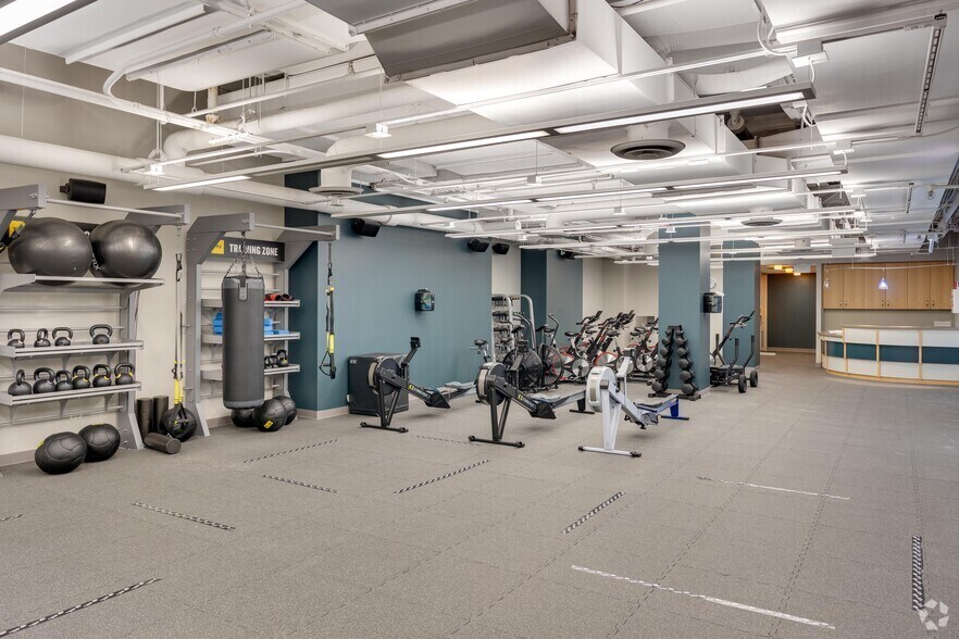 More Photos Of 311 S Wacker Dr, Chicago Office For Lease