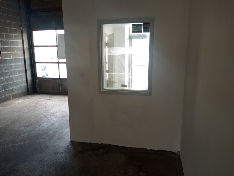 More Photos Of 4609-4621 W Belmont Ave, Chicago Auto Repair For Lease