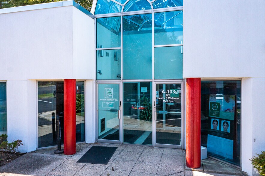 More Photos Of 200 Corporate Plz, Islandia Office For Lease