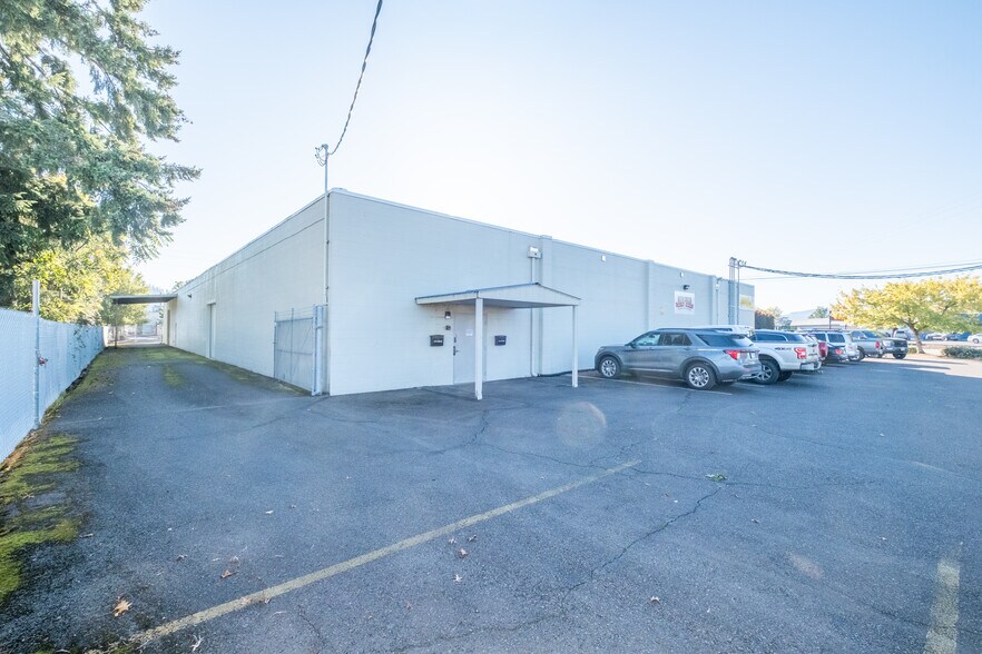 More Photos Of 2175 S Main Rd, Lebanon General Retail For Sale