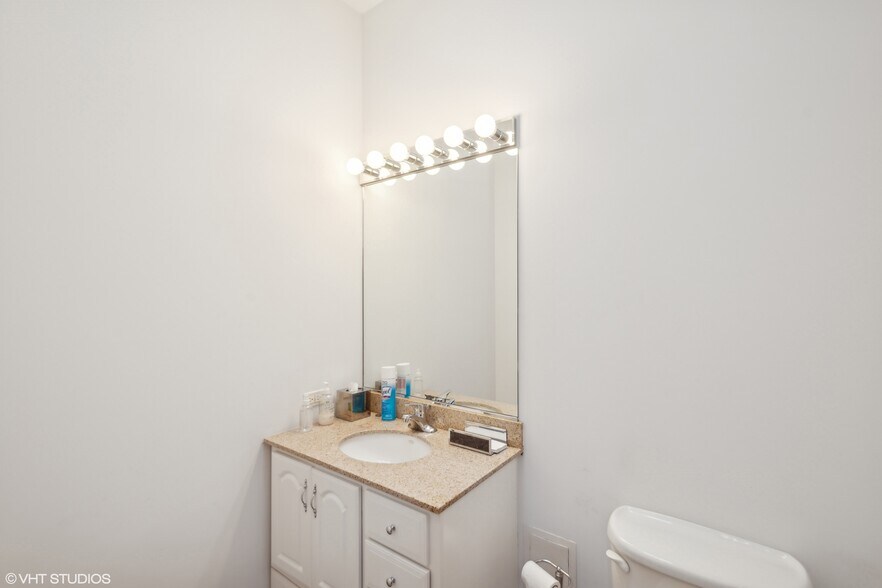 More Photos Of 2147 N Western Ave, Chicago Office For Lease