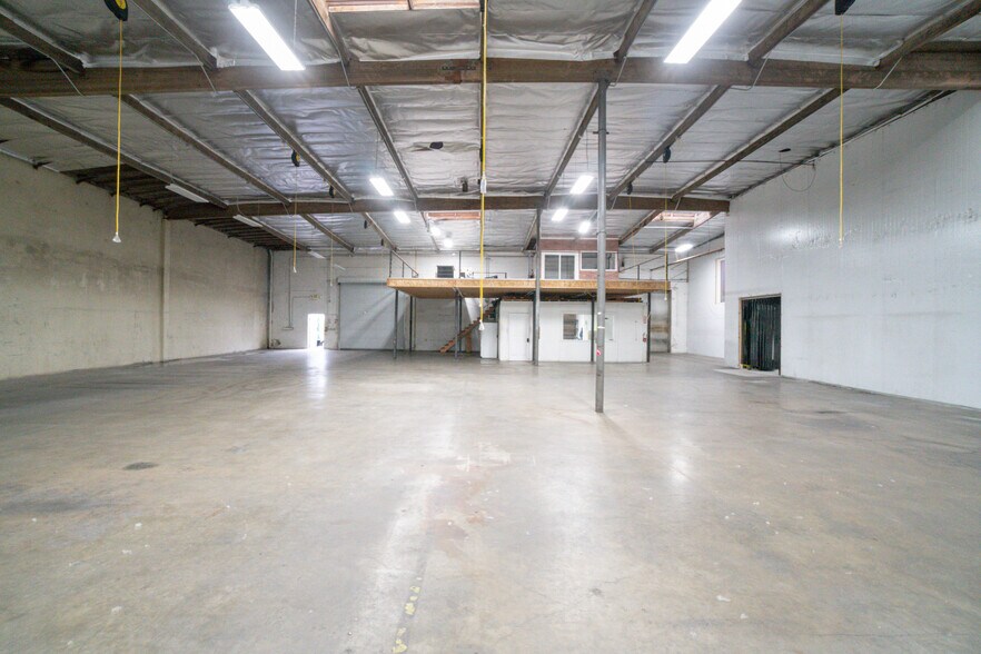More Photos Of 13501 S Main St, Los Angeles Warehouse For Lease