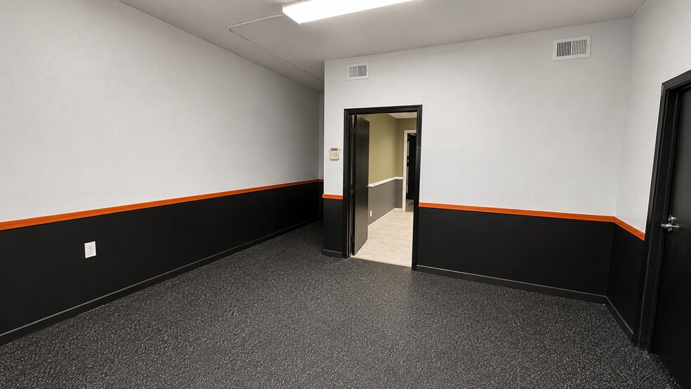 More Photos Of 10155 New Kings Rd, Jacksonville Warehouse For Lease