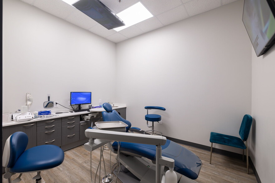 More Photos Of 8190-8214 FM 78, Converse Storefront For Sale