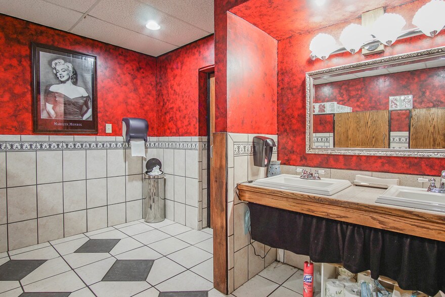 More Photos Of 1005 SW 4th St, Moore Religious Facility For Sale