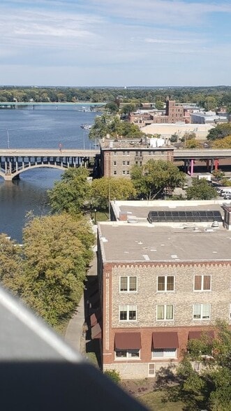 More Photos Of 220 N Water St, Rockford Flex For Sale