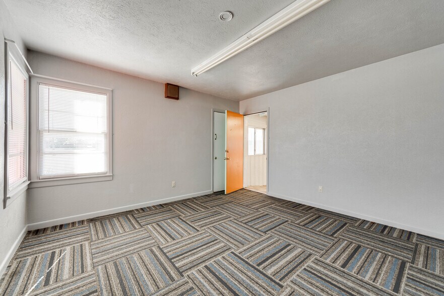 More Photos Of 1005 Austin St, Midland Storefront For Sale