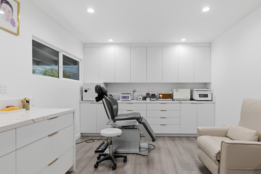 More Photos Of 2020 N Glenoaks Blvd, Burbank Medical For Sale
